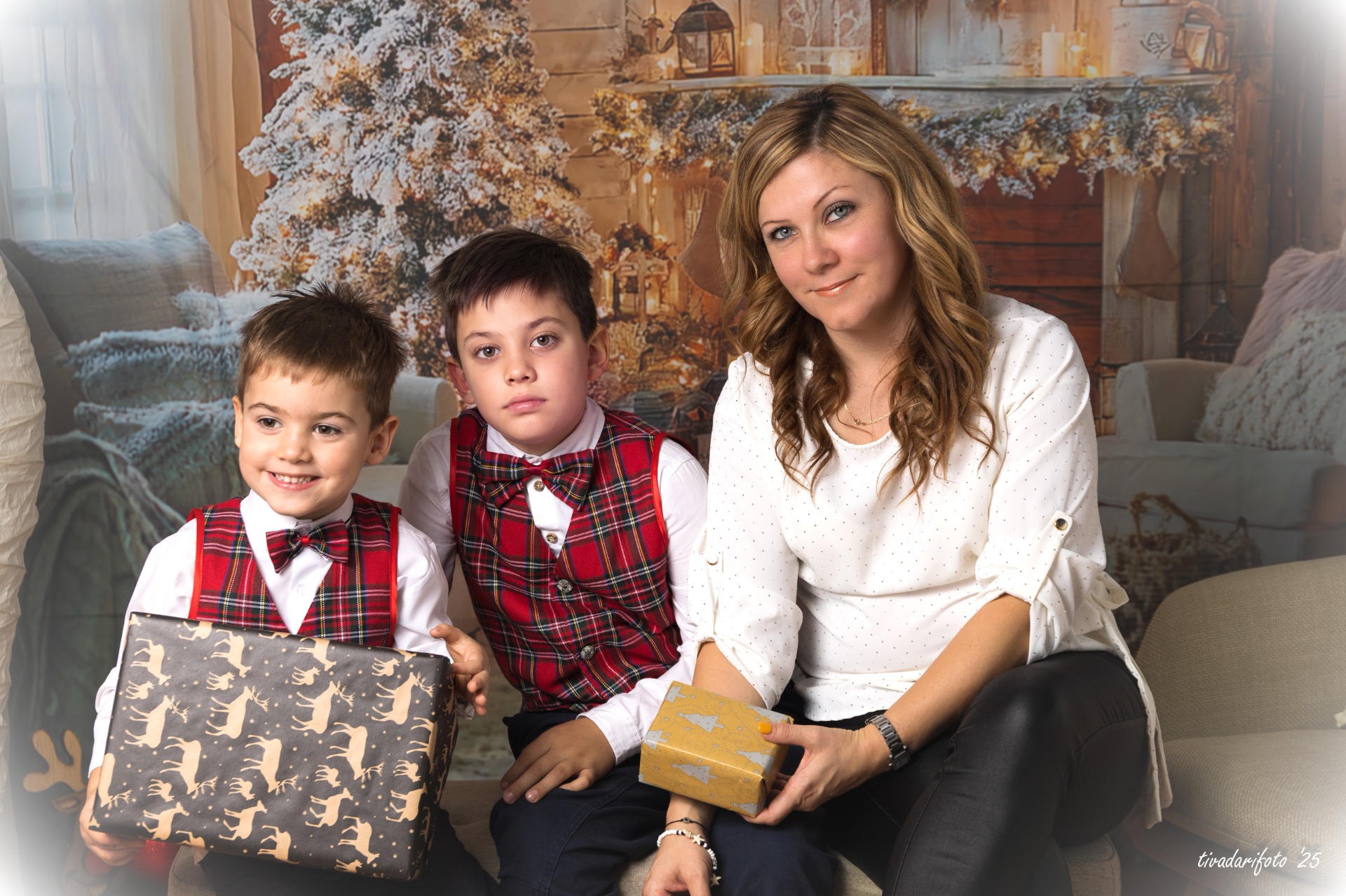 Egy lehetséges karácsonyi háttér különböző 3D berendezésekkel, kiegészítőkkel előkészített stúdió.